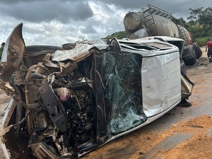 Colisão entre três carros e carreta causa ﻿derramamento de óleo em Teotônio Vilela