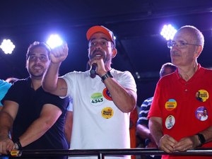 Caminhada com Guilherme Lopes atrai multidão em Penedo