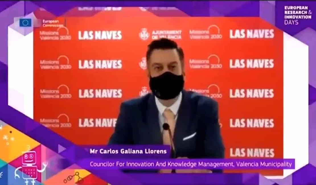 [Vídeo] Político espanhol usa máscara para simular discurso em inglês