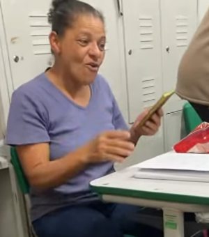 Aluna da EJA com 2 empregos tira nota 10 e emociona: ‘Posso mandar para meu neto?’