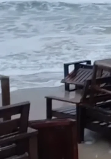 Imagens mostram avanço da maré e faixa de areia alagada na Praia do Francês