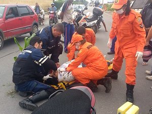 [Vídeo] Mulheres e criança de três anos sofrem acidente de moto 