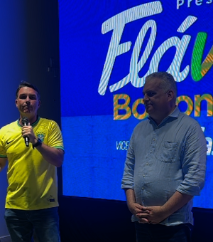 [Vídeo] Flávio Bolsonaro se reúne com empresários arapiraquenses e fala em redução de juros