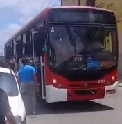 Homem armado abre fogo dentro de ônibus lotado no Benedito Bentes