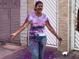 Chá revelação dá errado em SP e tia da grávida é coberta por pó roxo; VÍDEO