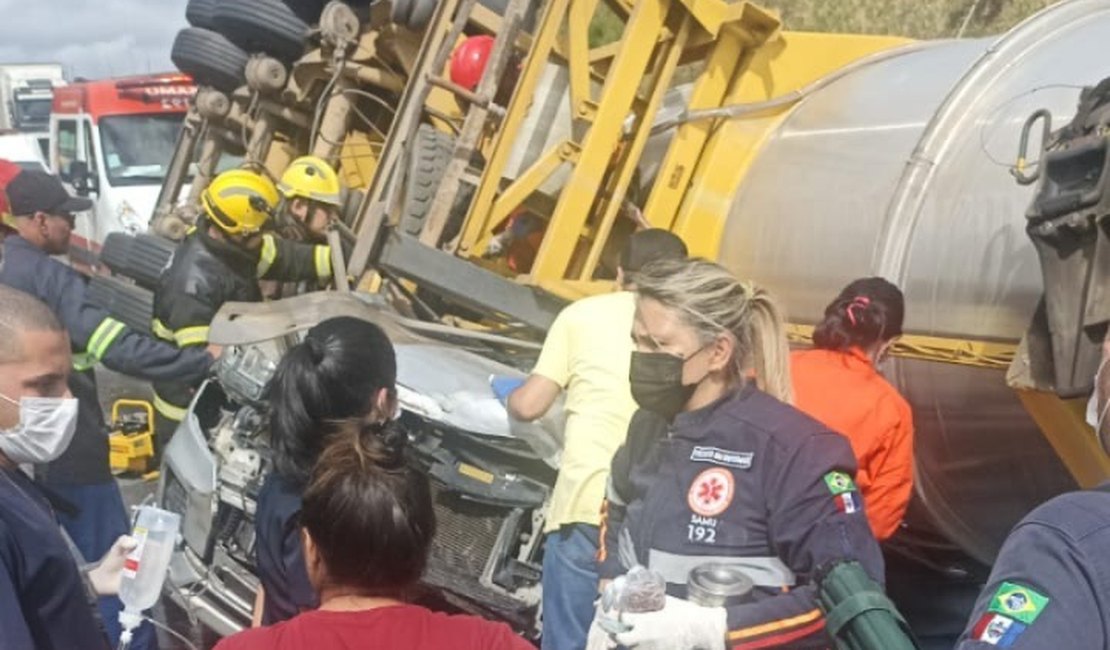 [Vídeo] Carreta que tombou sobre carro provocou morte de médica e estudante