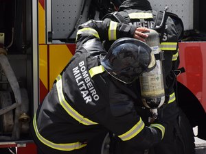 Bombeiros resgatam homem e animal de estimação após incêndio em Maceió