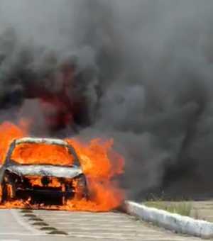 [Vídeo] Carro tem perda total após pegar fogo na Avenida Josefa Melo