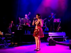 Lara Melo apresenta espetáculo 'Vertente' e canta MPB no Teatro de Arena nesta quinta-feira