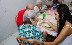 Inciativa de projeto social garante, antecipadamente, presentes e ceia de natal para idosos