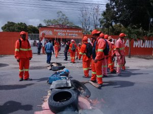 [Vídeo] Garis protestam em frente a prefeitura de Rio Largo