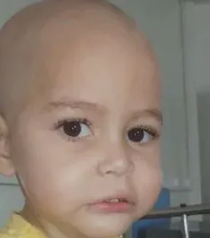 Menino de três anos luta contra a Leucemia e família pede ajuda para custear tratamento
