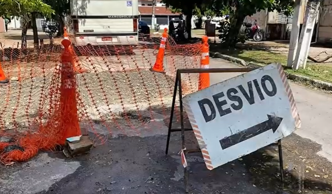 [Vídeo] Cratera é tapada de forma provisória na Travessa Isabele Gondim, na Jatiúca