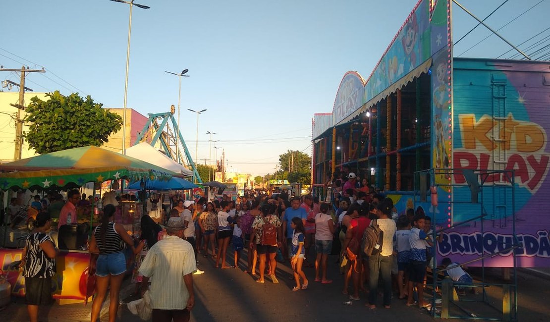 Crianças da Canafístula ganham ingressos para parque de diversões na festa da padroeira do bairro