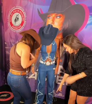 Cantora Ana Castela presenteia fã que descolou bota em show