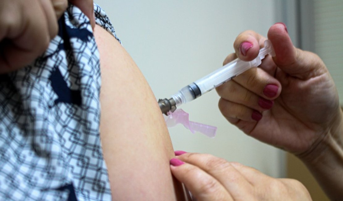 Maceió inicia vacinação de pessoas acima dos 26 anos nesta terça (03)