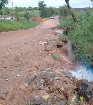 [Vídeo]Tubulação estourada desperdiça água há dois dias na zona rural de Arapiraca