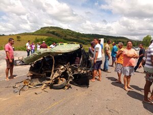 Homem morre em colisão envolvendo carro de passeio e caminhão em Cajueiro