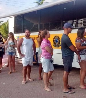 Turistas enfrentam longas filas para justificar o voto em posto na sede da Oplit