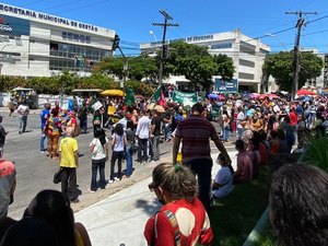 Servidores fecham avenida no Centro em frente a secretarias