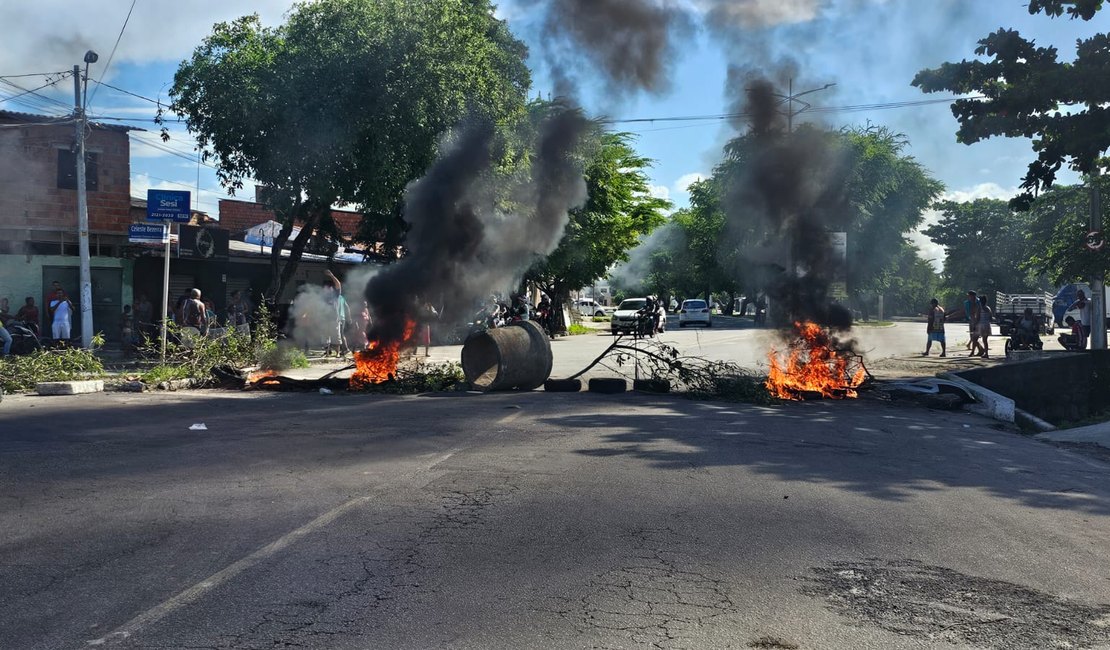 Manifestantes bloqueiam rua no bairro da Levada