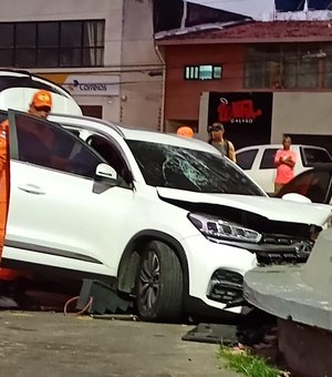 Acidente de carro no bairro Jatiúca deixa uma das vítimas presa às ferragens