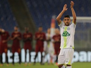 Roma vence Chapecoense e Alan Ruschel faz gol e celebra a vida