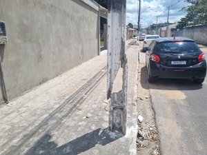 Morador denuncia poste danificado por carreta e pede solução à Equatorial em Arapiraca