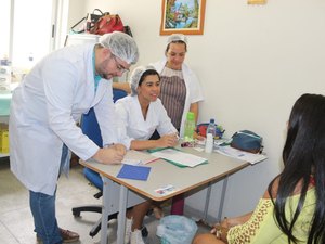 Arapiraca participa de programa pioneiro de capacitação de enfermeiros para inserção do DIU 