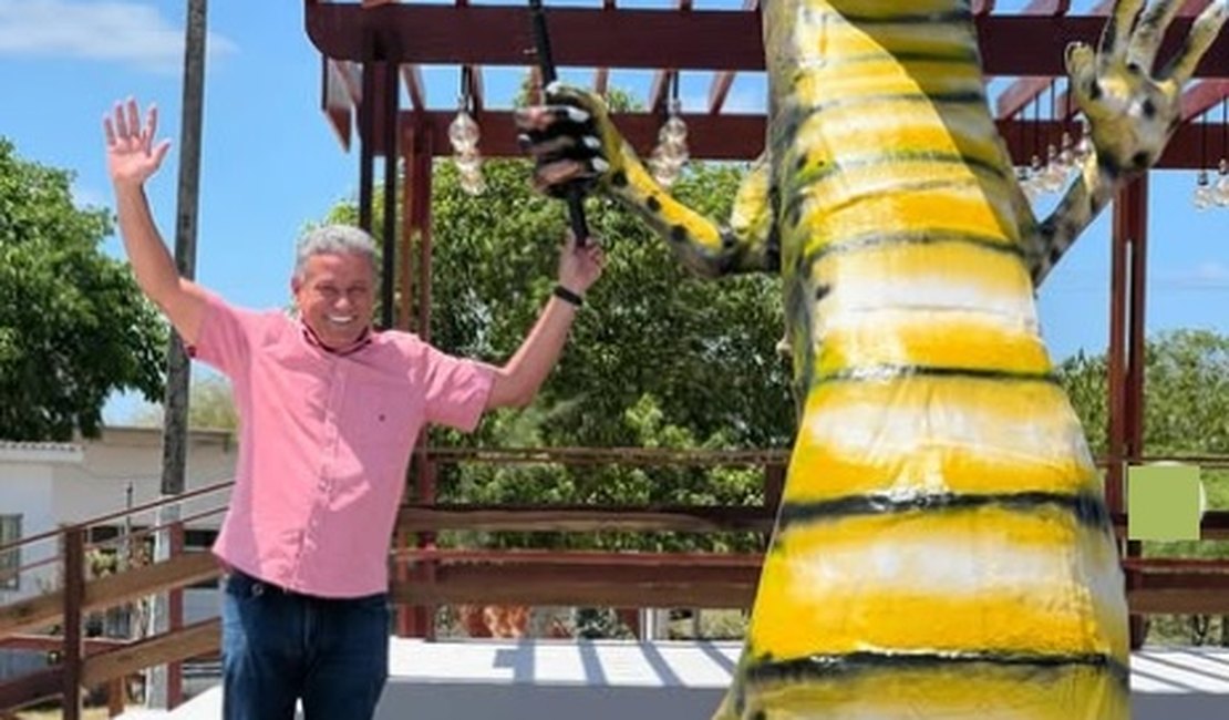 Prefeito se despede do cargo inaugurando estatua de jacaré no Sertão