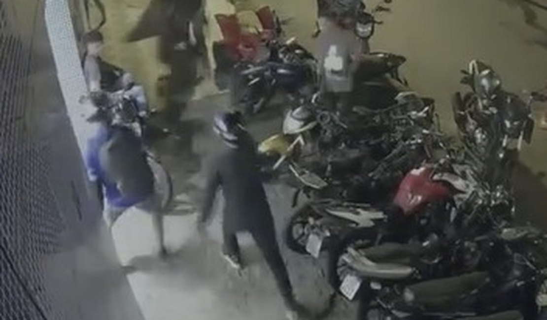 Antes do jogo, torcedores do CRB são atacados por integrantes de torcida organizada perto do Rei Pelé