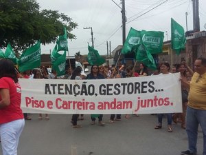 Servidores da educação realizam protesto por reajuste salarial em São Luís do Quitunde