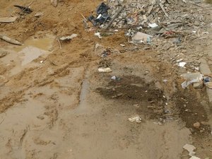 Entulhos e buracos impedem circulação de carros em via do Tabuleiro do Martins