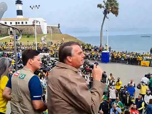Bolsonaro critica governadores do Nordeste e promete “um dos combustíveis mais baratos do mundo”