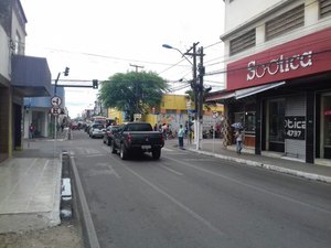 Menores aterrorizam funcionários de joalheira durante assalto