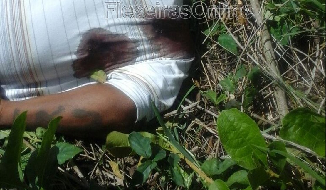 Corpo de jovem é encontrado com marcas de tiros nas costas em matagal