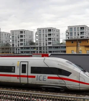 Homem sai ileso após 'pendurar-se' em trem de alta velocidade