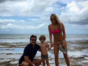 Adriane Galisteu exibe barriga negativa e fã aconselha