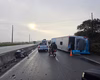 Ônibus sai da pista, tomba na BR-232 em Caruaru e 16 pessoas ficam feridas