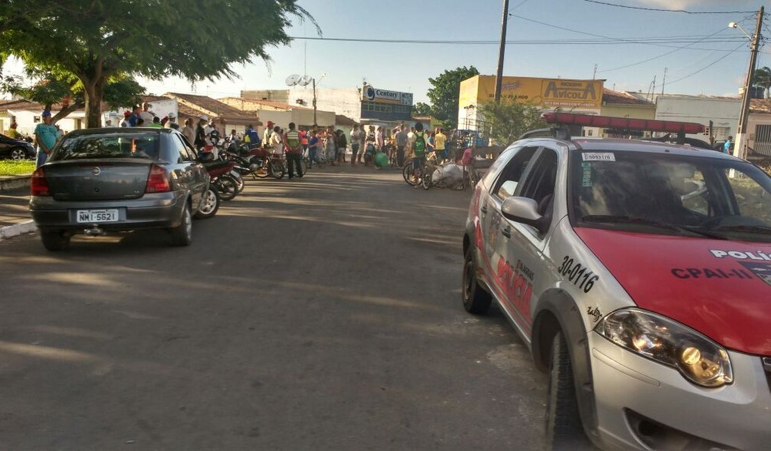 Supostos clientes furtam celular de dono de bar na Praça do Abacaxi em Arapiraca