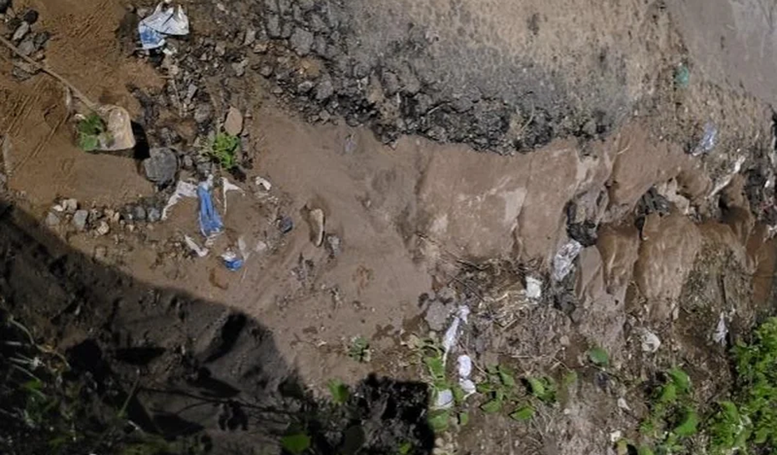 Morador denuncia rua em estado precário e pede urgência nas obras, em Arapiraca