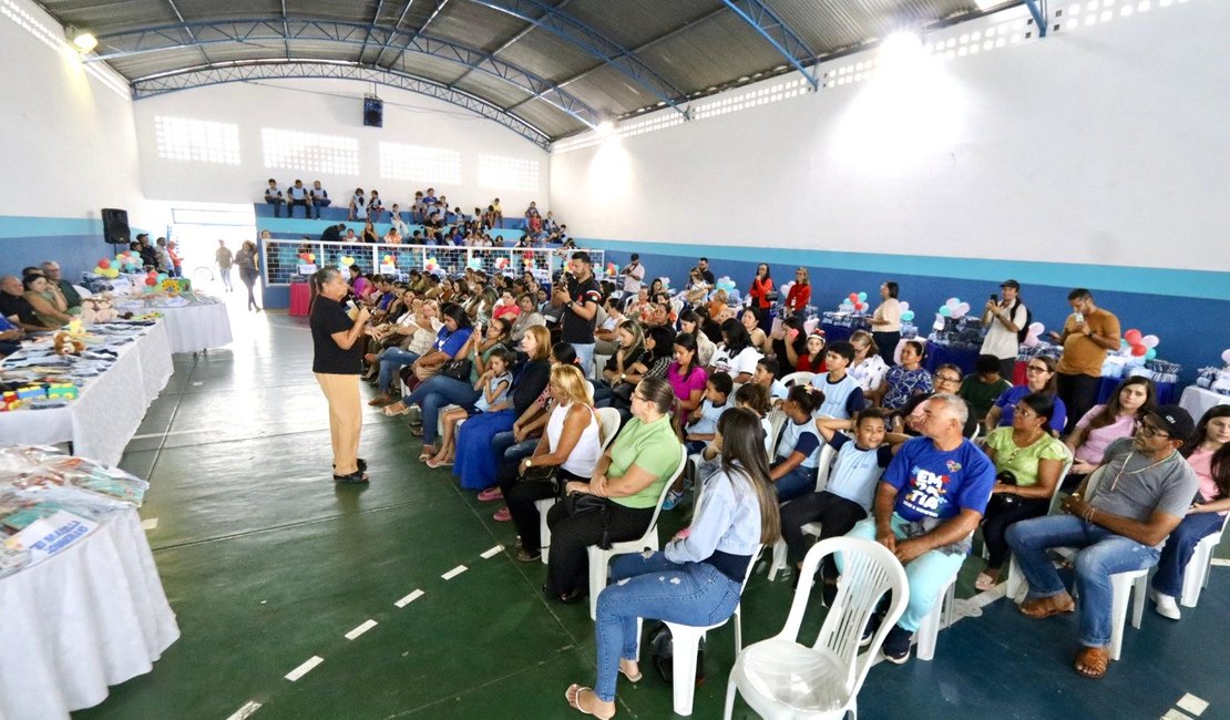 Prefeitura entrega mais de 11 mil fardamentos e livros para estudantes da Rede Municipal de Palmeira