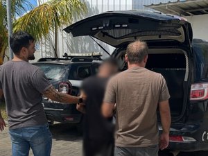 Polícia Civil prende jovem por tráfico de drogas em frente à delegacia em Maceió