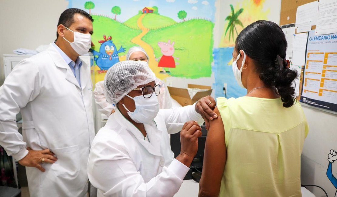 Jovens de 18 anos são vacinados em São Miguel dos Milagres
