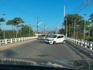 Carro é abandonado após colisão em ponte de Marechal Deodoro