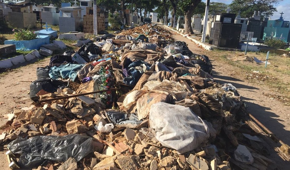 Ossos humanos e lixo são flagrados expostos no cemitério público São José, no Trapiche