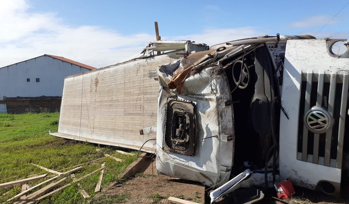 Motorista perde o controle e tomba caminhão de madeira em Igaci