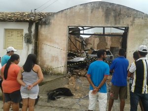 Incêndio destrói cinco veículos na zona rural de Limoeiro de Anadia