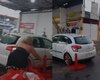 Homem expulso de posto volta de carro e quase atropela clientes que bebiam no loca