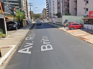 Árvore cai em cima de cinco veículos no bairro da Jatiúca